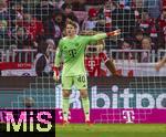 24.01.2026, Fussball Bundesliga 2025/2026, 19.Spieltag, FC Bayern M�nchen - FC Augsburg, in der Allianz-Arena M�nchen, Torwart Jonas Urbig (FC Bayern M�nchen) gibt Anweisungen.