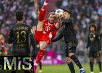 24.01.2026, Fussball Bundesliga 2025/2026, 19.Spieltag, FC Bayern M�nchen - FC Augsburg, in der Allianz-Arena M�nchen, Harry Kane (FC Bayern M�nchen) macht einen spektakul�ren Fallr�ckzieher gegen Fabian Rieder (re, FC Augsburg) 