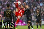 24.01.2026, Fussball Bundesliga 2025/2026, 19.Spieltag, FC Bayern M�nchen - FC Augsburg, in der Allianz-Arena M�nchen, Harry Kane (FC Bayern M�nchen) macht einen spektakul�ren Fallr�ckzieher gegen Fabian Rieder (re, FC Augsburg) 