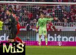 24.01.2026, Fussball Bundesliga 2025/2026, 19.Spieltag, FC Bayern M�nchen - FC Augsburg, in der Allianz-Arena M�nchen, Torwart Jonas Urbig (FC Bayern M�nchen) gibt Anweisungen.