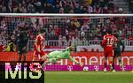24.01.2026, Fussball Bundesliga 2025/2026, 19.Spieltag, FC Bayern M�nchen - FC Augsburg, in der Allianz-Arena M�nchen, Siegtor von Han-Noah Massengo (re, FC Augsburg) zum 2:1, Torwart Jonas Urbig (FC Bayern M�nchen) hechtet vergeblich dem Ball hinterher. Min-jae Kim (Bayern M�nchen, Minjae Kim), Torwart Jonas Urbig (FC Bayern M�nchen), Jamal Musiala (Bayern M�nchen), Han-Noah Massengo (FC Augsburg), 