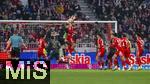 24.01.2026, Fussball Bundesliga 2025/2026, 19.Spieltag, FC Bayern M�nchen - FC Augsburg, in der Allianz-Arena M�nchen, Ausgleichstor zum 1:1 von Arthur Chaves (mitte, FC Augsburg) per Kopfball, Torwart Jonas Urbig (FC Bayern M�nchen) greift neben den Ball. Alexis Julian Claude-Maurice (FC Augsburg), Schiedsrichter Dr. Florian Exner, Jonathan Tah (FC Bayern M�nchen), Jamal Musiala (Bayern M�nchen), Michael Olise (FC Bayern M�nchen), 