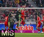 24.01.2026, Fussball Bundesliga 2025/2026, 19.Spieltag, FC Bayern M�nchen - FC Augsburg, in der Allianz-Arena M�nchen, Ausgleichstor zum 1:1 von Arthur Chaves (mitte, FC Augsburg) per Kopfball, Torwart Jonas Urbig (FC Bayern M�nchen) greift neben den Ball. Alexis Julian Claude-Maurice (FC Augsburg), Jonathan Tah (FC Bayern M�nchen), Min-jae Kim (Bayern M�nchen, Minjae Kim), Samuel Emmanuel Essende Mbongu (FC Augsburg), 