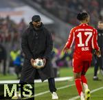 24.01.2026, Fussball Bundesliga 2025/2026, 19.Spieltag, FC Bayern M�nchen - FC Augsburg, in der Allianz-Arena M�nchen, Trainer Vincent Kompany (FC Bayern M�nchen) mit Ball an der Seitenlinie.
