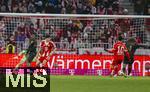 24.01.2026, Fussball Bundesliga 2025/2026, 19.Spieltag, FC Bayern M�nchen - FC Augsburg, in der Allianz-Arena M�nchen, Siegtor von Han-Noah Massengo (re, FC Augsburg) zum 2:1, Min-jae Kim (Bayern M�nchen, Minjae Kim), Torwart Jonas Urbig (FC Bayern M�nchen), Jamal Musiala (Bayern M�nchen) kommen zu sp�t.