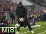 24.01.2026, Fussball Bundesliga 2025/2026, 19.Spieltag, FC Bayern M�nchen - FC Augsburg, in der Allianz-Arena M�nchen, Trainer Vincent Kompany (FC Bayern M�nchen) mit Ball an der Seitenlinie.