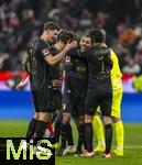 24.01.2026, Fussball Bundesliga 2025/2026, 19.Spieltag, FC Bayern M�nchen - FC Augsburg, in der Allianz-Arena M�nchen, Jubel nach dem Schlusspfiff, Cedric Adrian Zesiger (FC Augsburg), Han-Noah Massengo (FC Augsburg), Alexis Julian Claude-Maurice (FC Augsburg), Dimitrios Christos Giannoulis (FC Augsburg) 