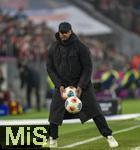 24.01.2026, Fussball Bundesliga 2025/2026, 19.Spieltag, FC Bayern M�nchen - FC Augsburg, in der Allianz-Arena M�nchen, Trainer Vincent Kompany (FC Bayern M�nchen) mit Ball an der Seitenlinie.