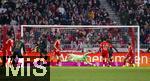 24.01.2026, Fussball Bundesliga 2025/2026, 19.Spieltag, FC Bayern M�nchen - FC Augsburg, in der Allianz-Arena M�nchen, Siegtor von Han-Noah Massengo (re, FC Augsburg) zum 2:1, Torwart Jonas Urbig (FC Bayern M�nchen) hechtet vergeblich dem Ball hinterher. Jonathan Tah (FC Bayern M�nchen), Yannik Keitel (FC Augsburg), Min-jae Kim (Bayern M�nchen, Minjae Kim), Torwart Jonas Urbig (FC Bayern M�nchen), Jamal Musiala (Bayern M�nchen), Han-Noah Massengo (FC Augsburg), Tom Bischof (Bayern M�nchen).