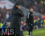 24.01.2026, Fussball Bundesliga 2025/2026, 19.Spieltag, FC Bayern M�nchen - FC Augsburg, in der Allianz-Arena M�nchen, Trainer Vincent Kompany (FC Bayern M�nchen) ratlos an der Seitenlinie.