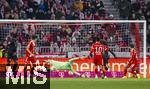 24.01.2026, Fussball Bundesliga 2025/2026, 19.Spieltag, FC Bayern M�nchen - FC Augsburg, in der Allianz-Arena M�nchen, Siegtor von Han-Noah Massengo (re, FC Augsburg) zum 2:1, Torwart Jonas Urbig (FC Bayern M�nchen) hechtet vergeblich dem Ball hinterher. Min-jae Kim (Bayern M�nchen, Minjae Kim), Torwart Jonas Urbig (FC Bayern M�nchen), Jamal Musiala (Bayern M�nchen), Han-Noah Massengo (FC Augsburg), Tom Bischof (Bayern M�nchen).