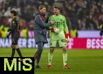 24.01.2026, Fussball Bundesliga 2025/2026, 19.Spieltag, FC Bayern M�nchen - FC Augsburg, in der Allianz-Arena M�nchen, Frustierte Bayernspieler nach dem Schlusspfiff ratlos, v.li: Torwart-Trainer Michael Rechner (FC Bayern M�nchen) redet mit Torwart Jonas Urbig (FC Bayern M�nchen) 