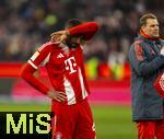 24.01.2026, Fussball Bundesliga 2025/2026, 19.Spieltag, FC Bayern M�nchen - FC Augsburg, in der Allianz-Arena M�nchen, Frustierte Bayernspieler nach dem Schlusspfiff bei den Fans, Jonathan Tah (FC Bayern M�nchen) 