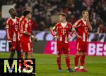 24.01.2026, Fussball Bundesliga 2025/2026, 19.Spieltag, FC Bayern M�nchen - FC Augsburg, in der Allianz-Arena M�nchen, Frustierte Bayernspieler nach dem Schlusspfiff bei den Fans, Nicolas Jackson (FC Bayern M�nchen), Luis Diaz (FC Bayern M�nchen), Joshua Kimmich (FC Bayern M�nchen), Harry Kane (FC Bayern M�nchen) 