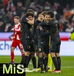 24.01.2026, Fussball Bundesliga 2025/2026, 19.Spieltag, FC Bayern M�nchen - FC Augsburg, in der Allianz-Arena M�nchen, Jubel nach dem Schlusspfiff, Cedric Adrian Zesiger (FC Augsburg), Han-Noah Massengo (FC Augsburg), Alexis Julian Claude-Maurice (FC Augsburg), Dimitrios Christos Giannoulis (FC Augsburg) 
