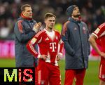 24.01.2026, Fussball Bundesliga 2025/2026, 19.Spieltag, FC Bayern M�nchen - FC Augsburg, in der Allianz-Arena M�nchen, Frustierte Bayernspieler nach dem Schlusspfiff bei den Fans, Torwart Manuel Neuer (FC Bayern M�nchen), Joshua Kimmich (FC Bayern M�nchen), Torwart Sven Ulreich (FC Bayern M�nchen) 