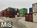 28.01.2026, M�nchen Trudering, Container-Lager auf einem Baugrund am Rappenweg. Ein tempor�res �bersee-Container-Depot in Trudering-Riem sorgt f�r unmut im Stadtrat. Eigentlich ist auf dem Gel�nde Wohnbebauung geplant, doch die Genehmigungen lassen auf sich warten, weshalb einige Eigent�mer ihre Fl�chen nun f�r Zwischennutzungen vermieten, mit unangenehmen Folgenwegen Schwerlastverkehr f�r die Anwohner.