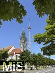 10.05.2025, Deutschland, Mindelheim, Blick auf die Stadtpfarrkirche mit einger�stetem Kirchturm, vorne steht eine Kirchturmuhr als Ausstellungsst�ck vom Mindelheimer Kirchturmuhrenmuseum.