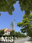 10.05.2025, Deutschland, Mindelheim, Blick auf die Stadtpfarrkirche mit einger�stetem Kirchturm, vorne steht eine Kirchturmuhr als Ausstellungsst�ck vom Mindelheimer Kirchturmuhrenmuseum.