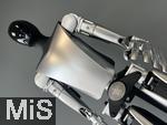 29.01.2026,  Ein Humanoider Roboter, ein Prototyp von Tesla, der Optimus, steht im TESLA-Showroom M�nchen Parsdorf am Eingang als Ausstellungsst�ck.