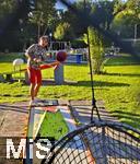 22.08.2025,   Bad W�rishofen, Minigolf, Spieler schl�gt den Ball in den Korb. (Modelreleased).