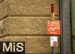 22.01.2026,  Kaufbeuren im Allg�u, in der Innenstadt weist ein Schild zur E-Bike-Ladestation.