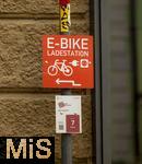 22.01.2026,  Kaufbeuren im Allg�u, in der Innenstadt weist ein Schild zur E-Bike-Ladestation. 