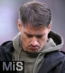 31.01.2026, Fussball 1. Bundesliga 2025/2026, 20.Spieltag, FC Augsburg - FC St. Pauli, in der WWK-Arena Augsburg. Trainer Alexander Blessin (FC St. Pauli) skeptisch.
 

