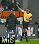 31.01.2026, Fussball 1. Bundesliga 2025/2026, 20.Spieltag, FC Augsburg - FC St. Pauli, in der WWK-Arena Augsburg. Schiedsrichter Sascha Stegemann (Deutschland) zeigt Trainer Manuel Baum (FC Augsburg) die gelbe Karte
 

