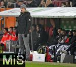 31.01.2026, Fussball 1. Bundesliga 2025/2026, 20.Spieltag, FC Augsburg - FC St. Pauli, in der WWK-Arena Augsburg. Trainer Alexander Blessin (FC St. Pauli) nachdenklich.
 

