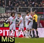 31.01.2026, Fussball 1. Bundesliga 2025/2026, 20.Spieltag, FC Augsburg - FC St. Pauli, in der WWK-Arena Augsburg.  Schiedsrichter Sascha Stegemann wird best�rmt von Han-Noah Massengo (FC Augsburg), Marius Wolf (FC Augsburg) 