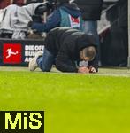 31.01.2026, Fussball 1. Bundesliga 2025/2026, 20.Spieltag, FC Augsburg - FC St. Pauli, in der WWK-Arena Augsburg. Trainer Manuel Baum (FC Augsburg) fassungslos am Boden.