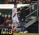 31.01.2026, Fussball 1. Bundesliga 2025/2026, 20.Spieltag, FC Augsburg - FC St. Pauli, in der WWK-Arena Augsburg. Wechsel, v.li: Michael Gregoritsch (Augsburg) shakehands mit Trainer Manuel Baum (FC Augsburg) 