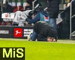31.01.2026, Fussball 1. Bundesliga 2025/2026, 20.Spieltag, FC Augsburg - FC St. Pauli, in der WWK-Arena Augsburg. Trainer Manuel Baum (FC Augsburg) fassungslos am Boden.