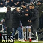 31.01.2026, Fussball 1. Bundesliga 2025/2026, 20.Spieltag, FC Augsburg - FC St. Pauli, in der WWK-Arena Augsburg. v.li: Trainer Manuel Baum (FC Augsburg) mit Michael Gregoritsch (Augsburg) nach dem Schlusspfiff.