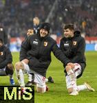 31.01.2026, Fussball 1. Bundesliga 2025/2026, 20.Spieltag, FC Augsburg - FC St. Pauli, in der WWK-Arena Augsburg. v.li: Michael Gregoritsch (Augsburg) jubelt nach dem Spiel mit Elvis Rexhbecaj (FC Augsburg) 