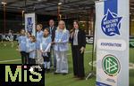 04.02.2026, Amateur-Fussball, Er�ffnung der Aktion M�dchen an den Ball im Pineapple-Park M�nchen, Fu�ballinteressierte M�dchen in M�nchen haben die M�glichkeit, sich spontan und unverbindlich am Ball auszuprobieren. Das Projekt des Vereins Biku e.V., das mit dem FC Bayern M�nchen und dem Bayerischen Fu�ball-Verband (BFV) kooperiert wird den M�dchen einmal w�chentlich ein kostenloses und unverbindliches Fu�balltraining mit lizenzierten Trainern und Trainerinnen anbieten. 
Presse-Er�ffnung, auf dem Bild: Anna Seliger (2.v.re, BIKU),  Michael Michi Kern (mitte, Betreiber Pineapple Park, Gastronom und Kulturveranstalter), re: Kathrin Abele (SPD Stadtr�tin M�nchen)