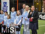 04.02.2026, Amateur-Fussball, Er�ffnung der Aktion M�dchen an den Ball im Pineapple-Park M�nchen, Fu�ballinteressierte M�dchen in M�nchen haben die M�glichkeit, sich spontan und unverbindlich am Ball auszuprobieren. Das Projekt des Vereins Biku e.V., das mit dem FC Bayern M�nchen und dem Bayerischen Fu�ball-Verband (BFV) kooperiert wird den M�dchen einmal w�chentlich ein kostenloses und unverbindliches Fu�balltraining mit lizenzierten Trainern und Trainerinnen anbieten. 
Presse-Er�ffnung, auf dem Bild: Anna Seliger (2.v.re, BIKU), Verena Dietl (re, 3. B�rgermeisterin Stadt M�nchen), Michael Michi Kern (mitte, Betreiber Pineapple Park, Gastronom und Kulturveranstalter)  
