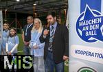 04.02.2026, Amateur-Fussball, Er�ffnung der Aktion M�dchen an den Ball im Pineapple-Park M�nchen, Fu�ballinteressierte M�dchen in M�nchen haben die M�glichkeit, sich spontan und unverbindlich am Ball auszuprobieren. Das Projekt des Vereins Biku e.V., das mit dem FC Bayern M�nchen und dem Bayerischen Fu�ball-Verband (BFV) kooperiert wird den M�dchen einmal w�chentlich ein kostenloses und unverbindliches Fu�balltraining mit lizenzierten Trainern und Trainerinnen anbieten. 
Presse-Er�ffnung, auf dem Bild: Anna Seliger (2.v.re, BIKU),  Michael Michi Kern (mitte, Betreiber Pineapple Park, Gastronom und Kulturveranstalter), re: Nima Lirawi (Migrationsbeirat, CSU, M�nchen). 