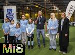 04.02.2026, Amateur-Fussball, Er�ffnung der Aktion M�dchen an den Ball im Pineapple-Park M�nchen, Fu�ballinteressierte M�dchen in M�nchen haben die M�glichkeit, sich spontan und unverbindlich am Ball auszuprobieren. Das Projekt des Vereins Biku e.V., das mit dem FC Bayern M�nchen und dem Bayerischen Fu�ball-Verband (BFV) kooperiert wird den M�dchen einmal w�chentlich ein kostenloses und unverbindliches Fu�balltraining mit lizenzierten Trainern und Trainerinnen anbieten. 
Presse-Er�ffnung, auf dem Bild: Anna Seliger (2.v.re, BIKU),  Michael Michi Kern (mitte, Betreiber Pineapple Park, Gastronom und Kulturveranstalter), re: Leonie Lobinger (B�ndnis 90/ die Gr�nen M�nchen)