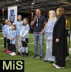 04.02.2026, Amateur-Fussball, Er�ffnung der Aktion M�dchen an den Ball im Pineapple-Park M�nchen, Fu�ballinteressierte M�dchen in M�nchen haben die M�glichkeit, sich spontan und unverbindlich am Ball auszuprobieren. Das Projekt des Vereins Biku e.V., das mit dem FC Bayern M�nchen und dem Bayerischen Fu�ball-Verband (BFV) kooperiert wird den M�dchen einmal w�chentlich ein kostenloses und unverbindliches Fu�balltraining mit lizenzierten Trainern und Trainerinnen anbieten. 
Presse-Er�ffnung, auf dem Bild: Anna Seliger (2.v.re, BIKU),  Michael Michi Kern (mitte, Betreiber Pineapple Park, Gastronom und Kulturveranstalter), re: Leonie Lobinger (B�ndnis 90/ die Gr�nen M�nchen) 