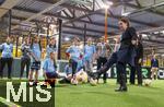04.02.2026, Amateur-Fussball, Er�ffnung der Aktion M�dchen an den Ball im Pineapple-Park M�nchen, Fu�ballinteressierte M�dchen in M�nchen haben die M�glichkeit, sich spontan und unverbindlich am Ball auszuprobieren. Das Projekt des Vereins Biku e.V., das mit dem FC Bayern M�nchen und dem Bayerischen Fu�ball-Verband (BFV) kooperiert wird den M�dchen einmal w�chentlich ein kostenloses und unverbindliches Fu�balltraining mit lizenzierten Trainern und Trainerinnen anbieten. 3. B�rgermeisterin Verena Dietl beim Test-Schuss mit dem Ball.