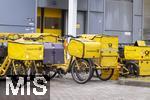 04.02.2026, M�nchen, Deutsche Post Brief Niederlassung M�nchen Arnulfstrasse. Fahrr�der der Briefzusteller stehen am Vorplatz bereit. 
