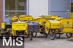 04.02.2026, M�nchen, Deutsche Post Brief Niederlassung M�nchen Arnulfstrasse. Fahrr�der der Briefzusteller stehen am Vorplatz bereit. 