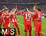 08.02.2026, Fussball Bundesliga 2025/2026, 21.Spieltag, FC Bayern M�nchen - TSG 1899 Hoffenheim, in der Allianz-Arena M�nchen,   Torjubel v.l. Serge Gnabry (FC Bayern M�nchen), Joshua Kimmich (FC Bayern M�nchen), Aleksandar Pavlovic (Bayern M�nchen) , Alphonso Davies (FC Bayern M�nchen), Harry Kane (FC Bayern M�nchen) und  Luis Diaz (FC Bayern M�nchen) 


