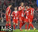 08.02.2026, Fussball Bundesliga 2025/2026, 21.Spieltag, FC Bayern M�nchen - TSG 1899 Hoffenheim, in der Allianz-Arena M�nchen,   v.l. Aleksandar Pavlovic (Bayern M�nchen) , Joshua Kimmich (FC Bayern M�nchen), Harry Kane (FC Bayern M�nchen), Serge Gnabry (FC Bayern M�nchen) und Luis Diaz (FC Bayern M�nchen) jubeln.


