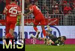 08.02.2026, Fussball Bundesliga 2025/2026, 21.Spieltag, FC Bayern M�nchen - TSG 1899 Hoffenheim, in der Allianz-Arena M�nchen,   Torwart Manuel Neuer (FC Bayern M�nchen) parriert den Ball



