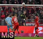 08.02.2026, Fussball Bundesliga 2025/2026, 21.Spieltag, FC Bayern M�nchen - TSG 1899 Hoffenheim, in der Allianz-Arena M�nchen,   Torwart Manuel Neuer (FC Bayern M�nchen) parriert den Ball


