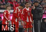 08.02.2026, Fussball Bundesliga 2025/2026, 21.Spieltag, FC Bayern M�nchen - TSG 1899 Hoffenheim, in der Allianz-Arena M�nchen,   Trainer Vincent Kompany (FC Bayern M�nchen) spricht noch 
mit Lennart Karl (FC Bayern M�nchen) und Hiroki Ito (FC Bayern M�nchen) und Jamal Musiala (Bayern M�nchen) 


