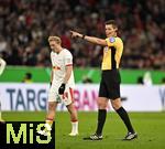 11.02.2026, Fussball DFB-Pokal 2025/2026, Viertelfinale, FC Bayern M�nchen - RB Leipzig, in der Allianz-Arena M�nchen. Schiedsrichter Daniel Siebert (Deutschland) und Xaver Schlager (RB Leipzig) 



